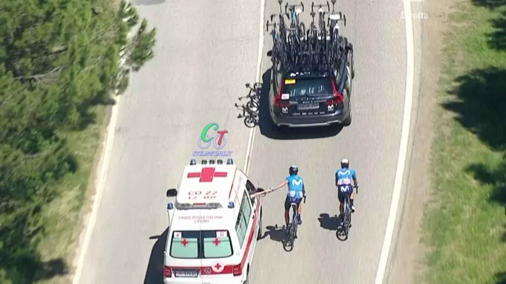 Marc Soler siendo atendido por el coche médico en el Giro de Italia