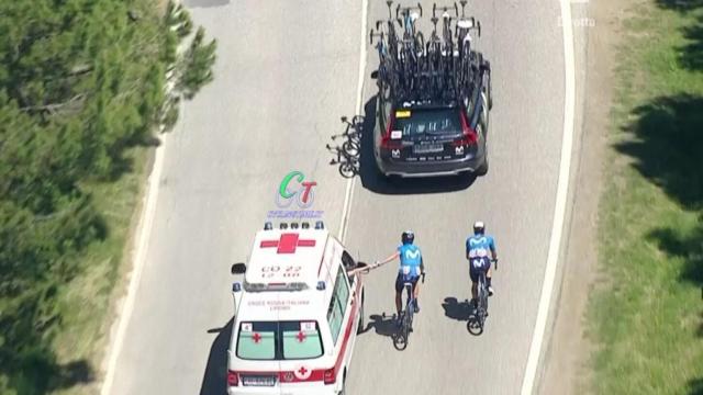 Marc Soler siendo atendido por el coche médico en el Giro de Italia