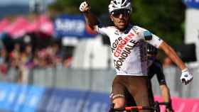 Andrea Vendrame celebra su triunfo en la duodécima etapa del Giro de Italia