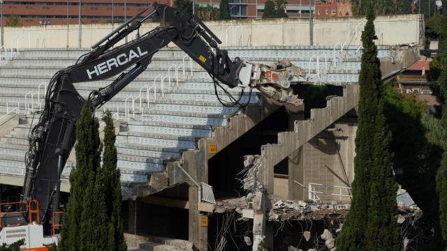 El momento del derribo del Miniestadi del Barça