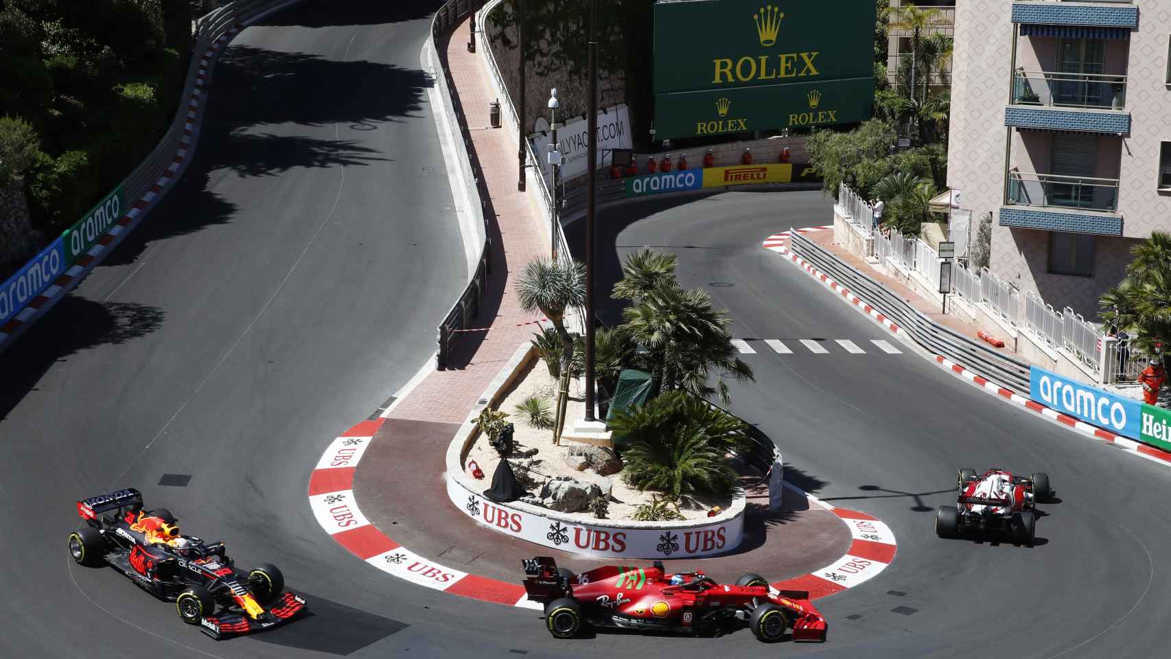 Leclerc rodando por delante de Verstappen en el Gran Premio de Mónaco