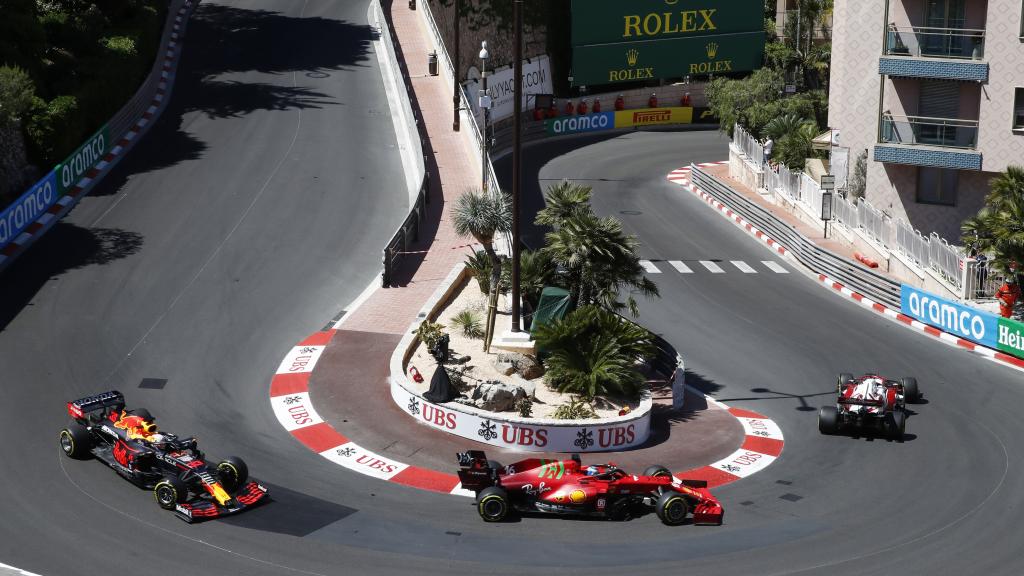 Leclerc rodando por delante de Verstappen en el Gran Premio de Mónaco