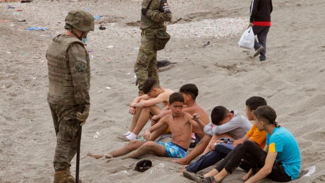 El Ejército de Tierra vigila a un grupo de inmigrantes menores en las playas de Ceuta.