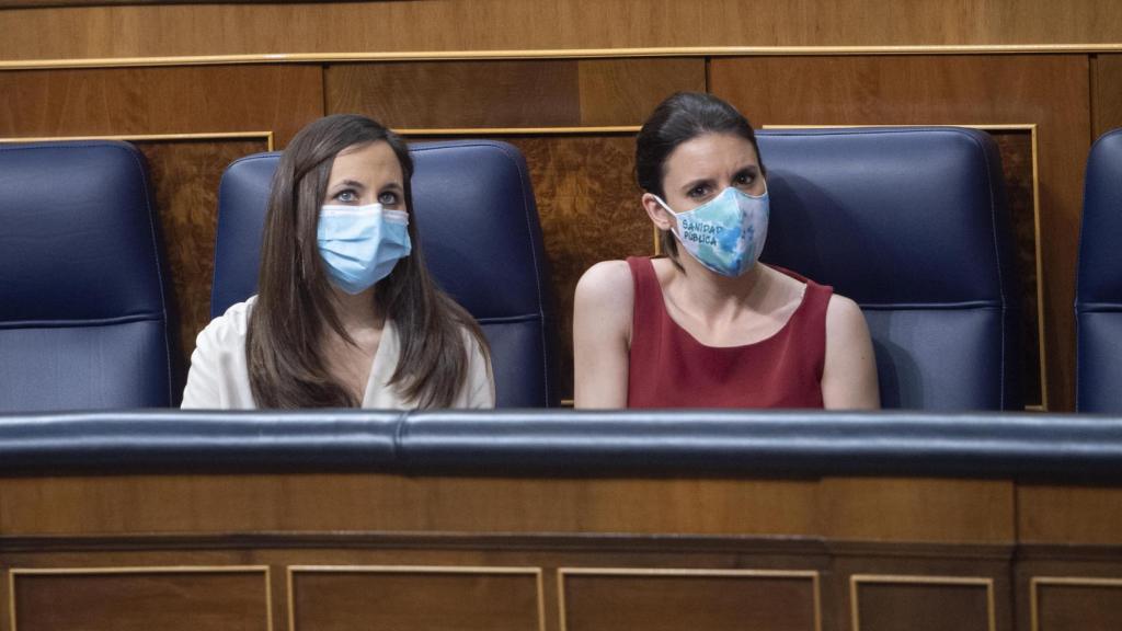 La ministra de Derechos Sociales y Agenda 2030, Ione Belarra (i), y la ministra de Igualdad, Irene Montero, en una sesión plenaria en el Congreso de los Diputados.