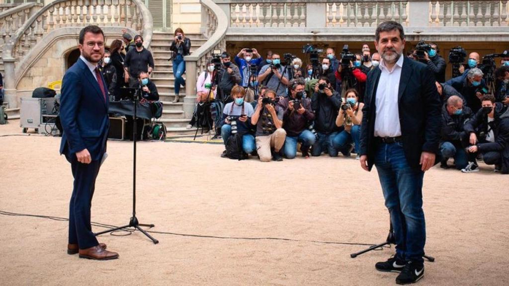 Pere Aragonès (ERC) y Jordi Sànchez (JxCat), durante la presentación del acuerdo en los jardines del Palau Robert (Barcelona).