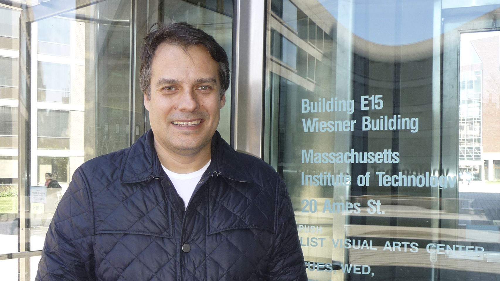 Michail Blestas, director de computación del MIT Media Lab, en el acceso al edificio E-15 del MIT donde tiene su despacho.