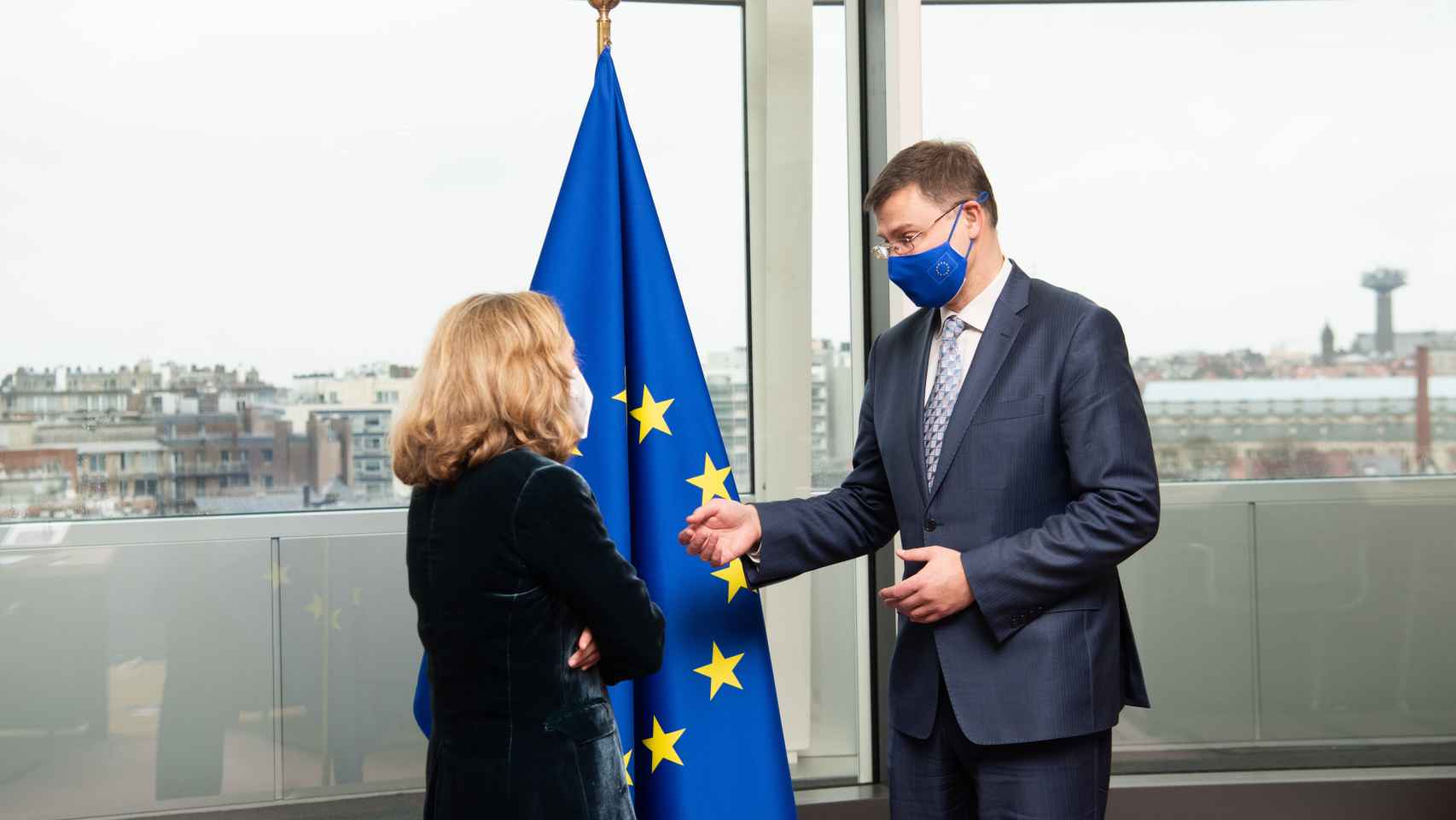 Nadia Calviño conversa con el vicepresidente de la Comisión, Valdis Dombrovksis, durante su última visita a Bruselas en enero