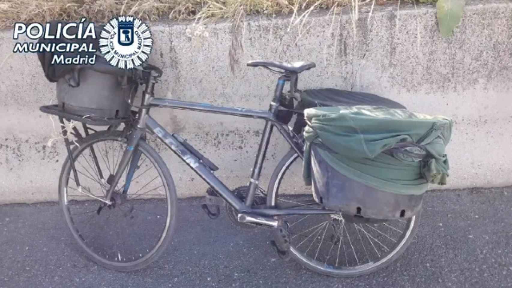 El detenido transportaba a los patos en 3 cubos atados a la bicicleta.