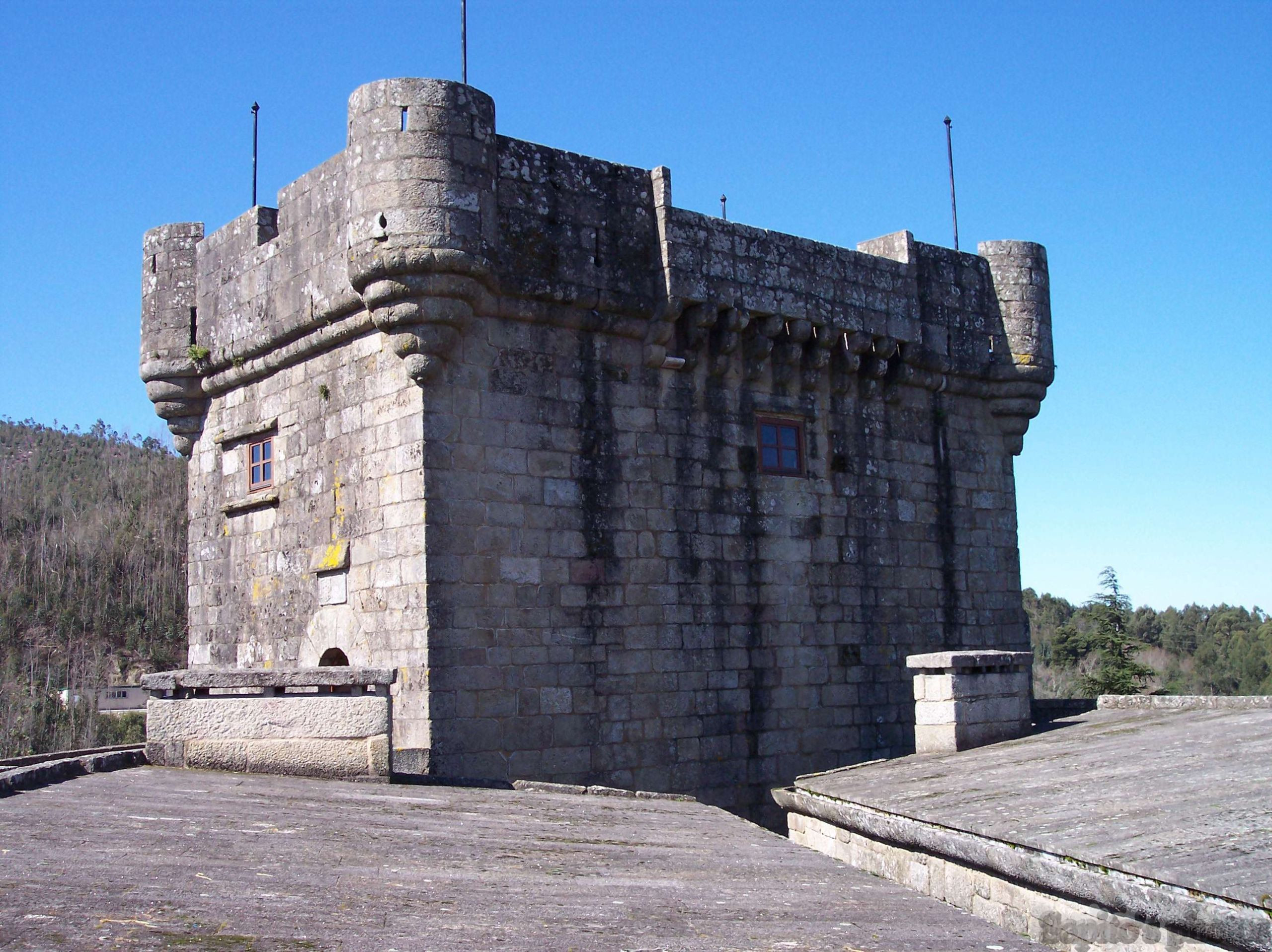 Vista de la torre del homenaje del Castillo de Sobroso.