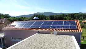 Una de instalación de paneles solares llevada a cabo por Vértigo Renovables.