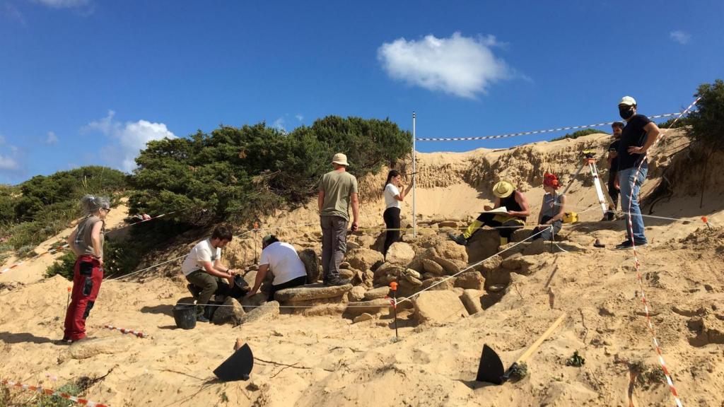 Excavación en las inmediaciones de la tumba.