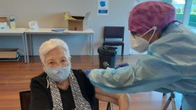 La enfermera Sandra María vacuna a una mujer contra la Covid-19.