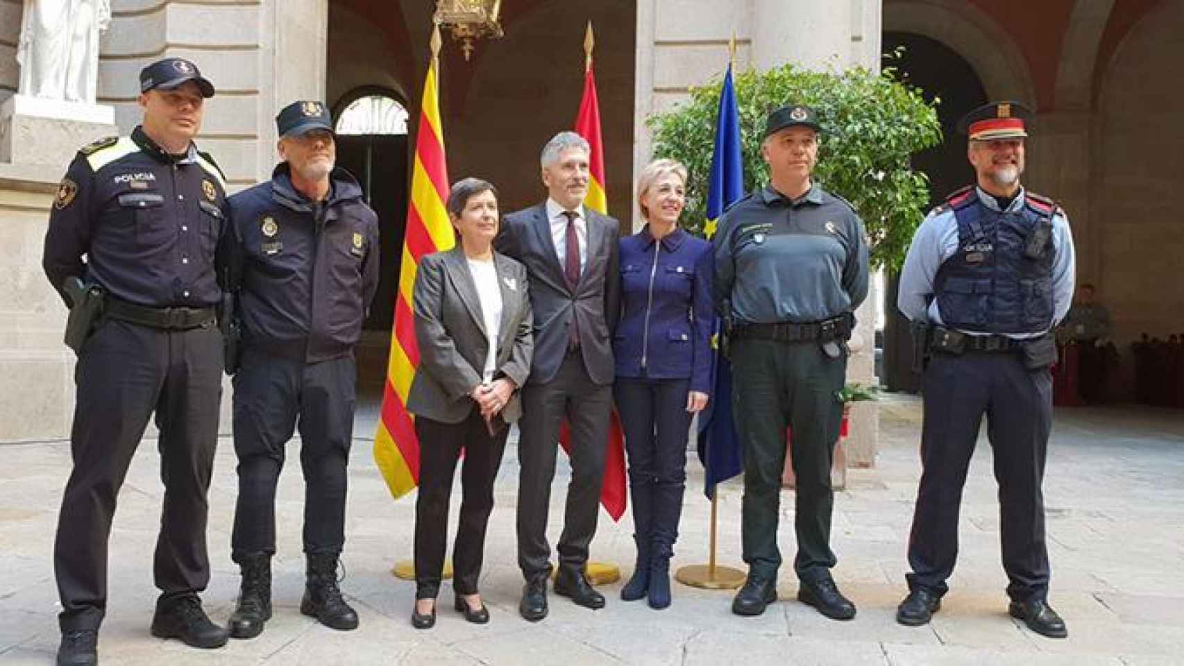 La delegada del Gobierno en Cataluña, Teresa Cunillera, y el ministro de Interior, Fernando-Grande Marlaska, junto a representantes de los Mossos, Guardia Civil y Policía Nacional.