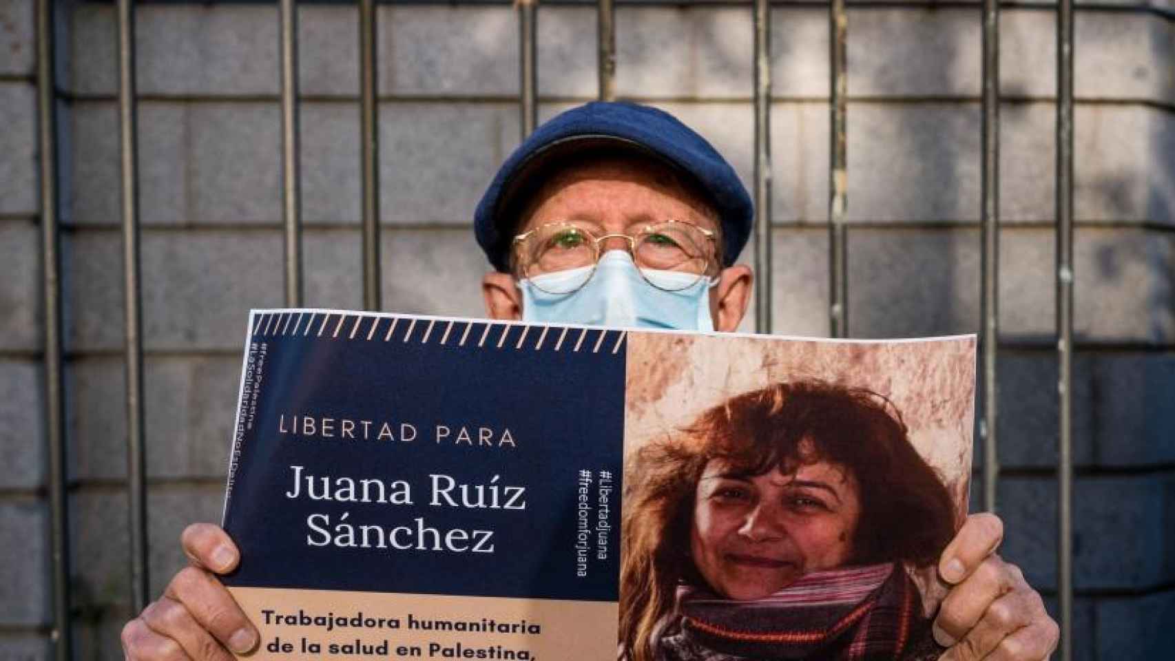 Un simpatizante de Juana Ruiz sostiene su foto en la manifestación del 29 de abril frente a la embajada de Israel en Madrid.