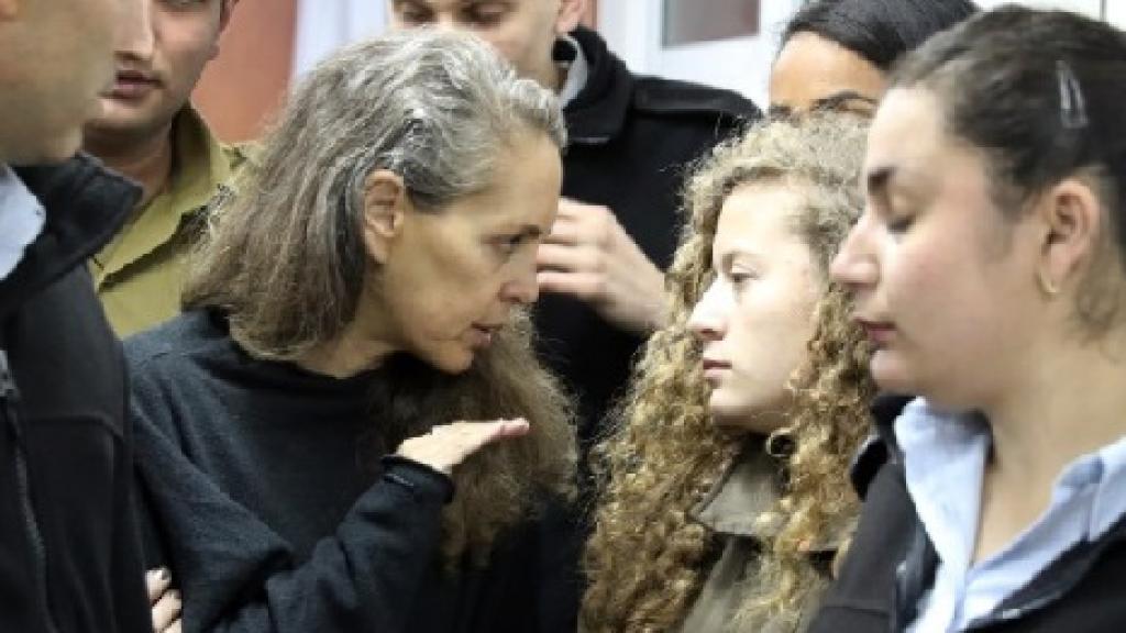 Gaby Lasky y Ahed Tamimi durante el juicio de la segunda.