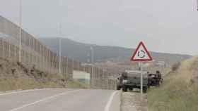 Un camión del Ejército español en las inmediaciones de la frontera de Melilla.