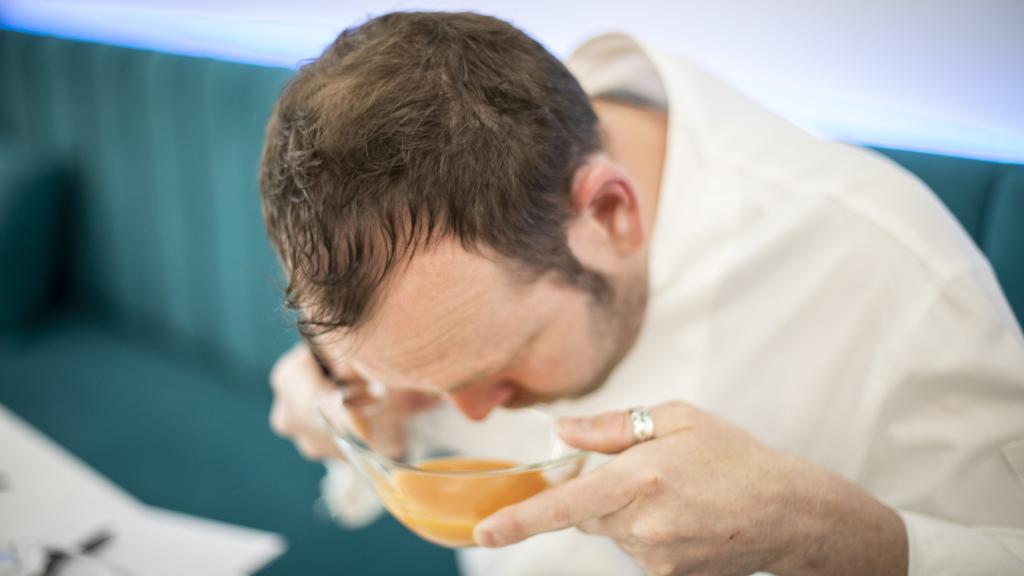 El cocinero Jose, oliendo uno de los salmorejos durante la cata.