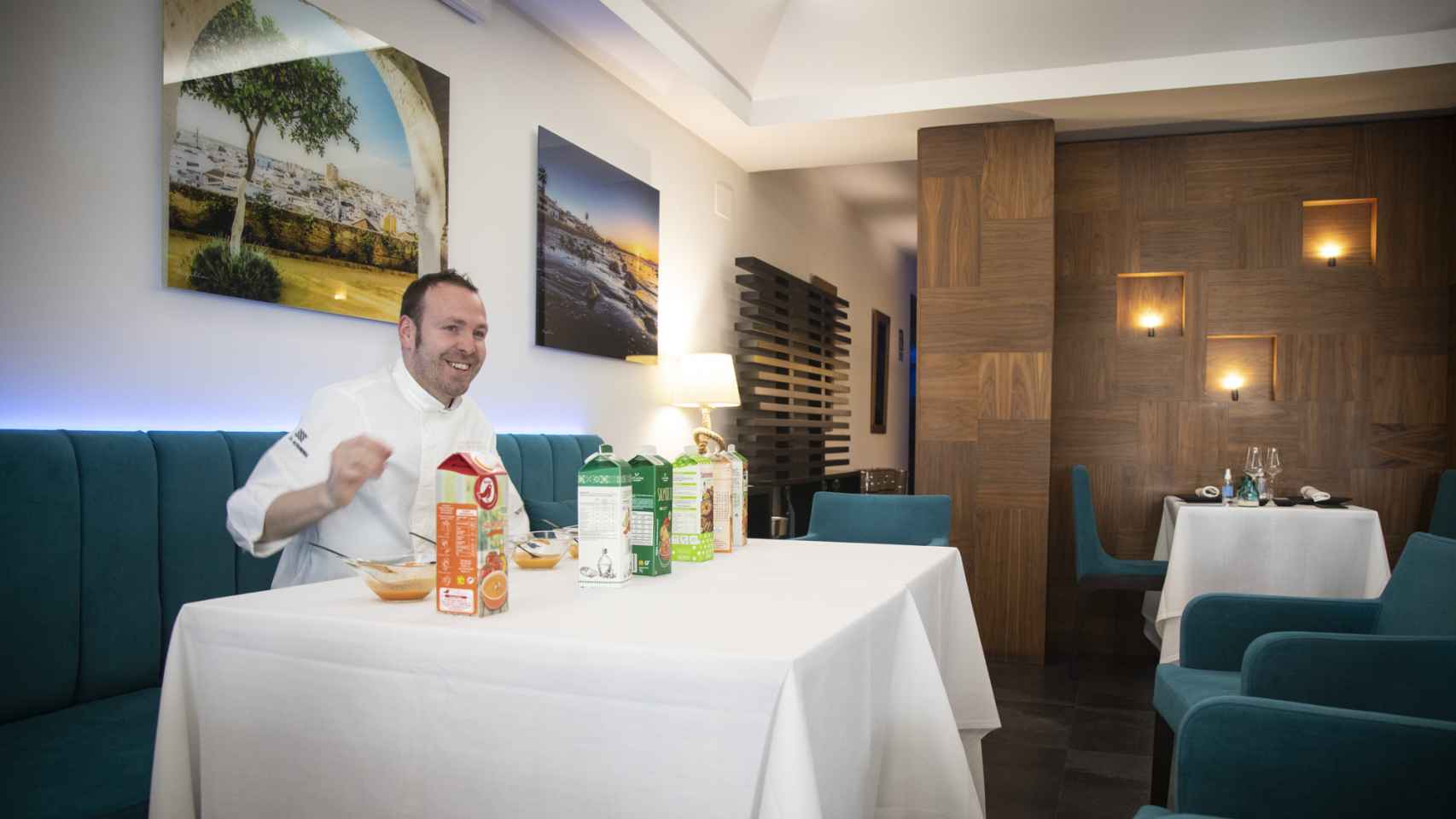 El cocinero andaluz, Jose Calleja, analiza seis salmorejos de las marcas blancas de los supermercados en Surtopía, su restaurante.