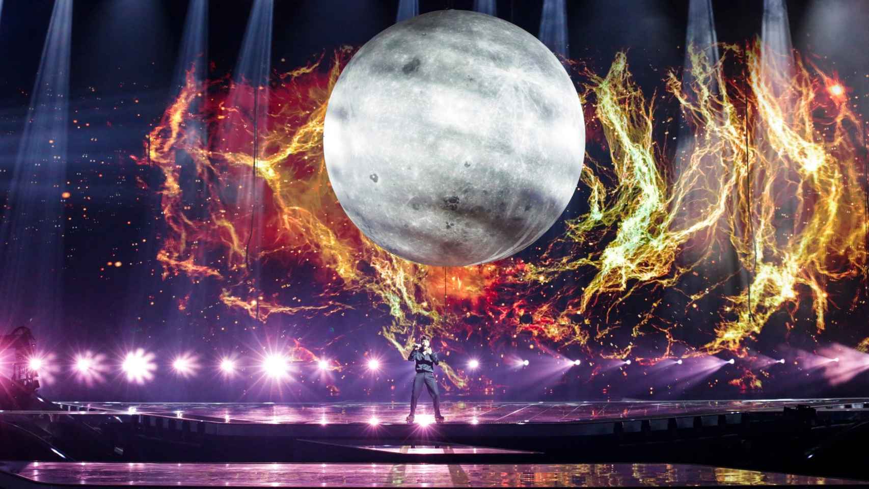 La luna es el elemento escénico más grande de la historia de Eurovisión.