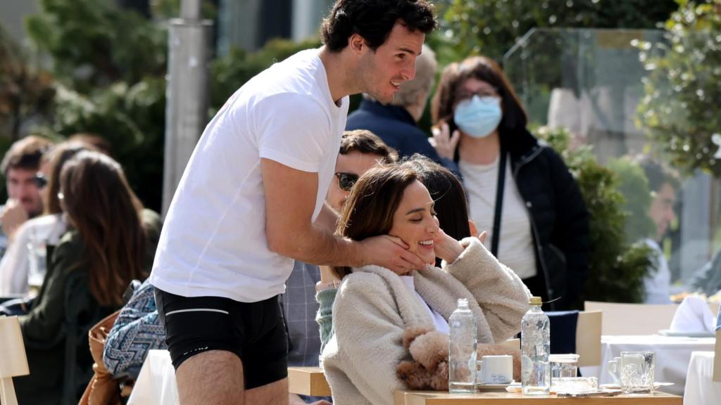 Íñigo Onieva y Tamara Falcó en actitud romántica, en las calles de Madrid.