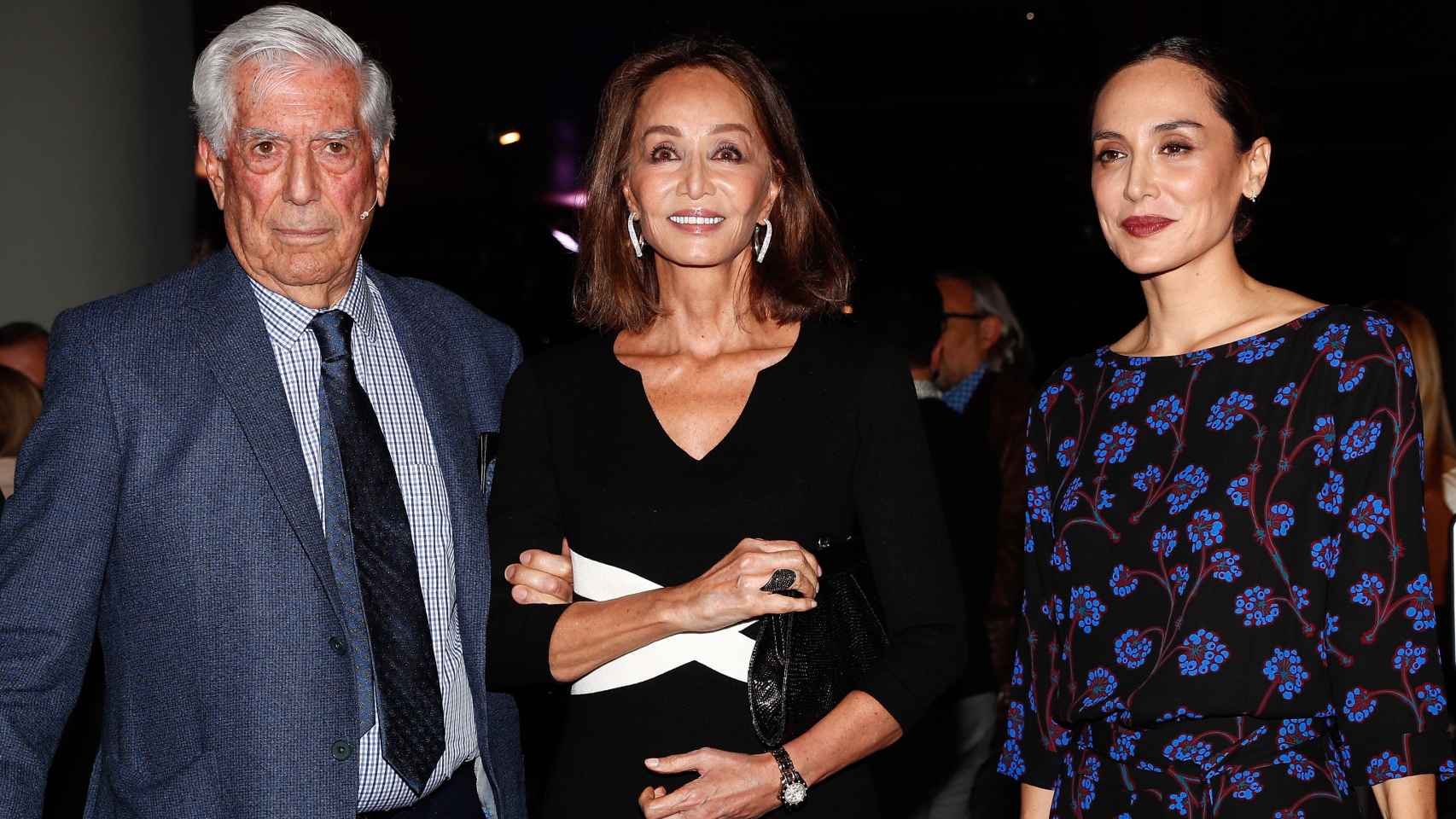 Mario Vargas Llosa junto a Isabel Preysler y Tamara Falcó en la presentación de 'Tiempos recios'.