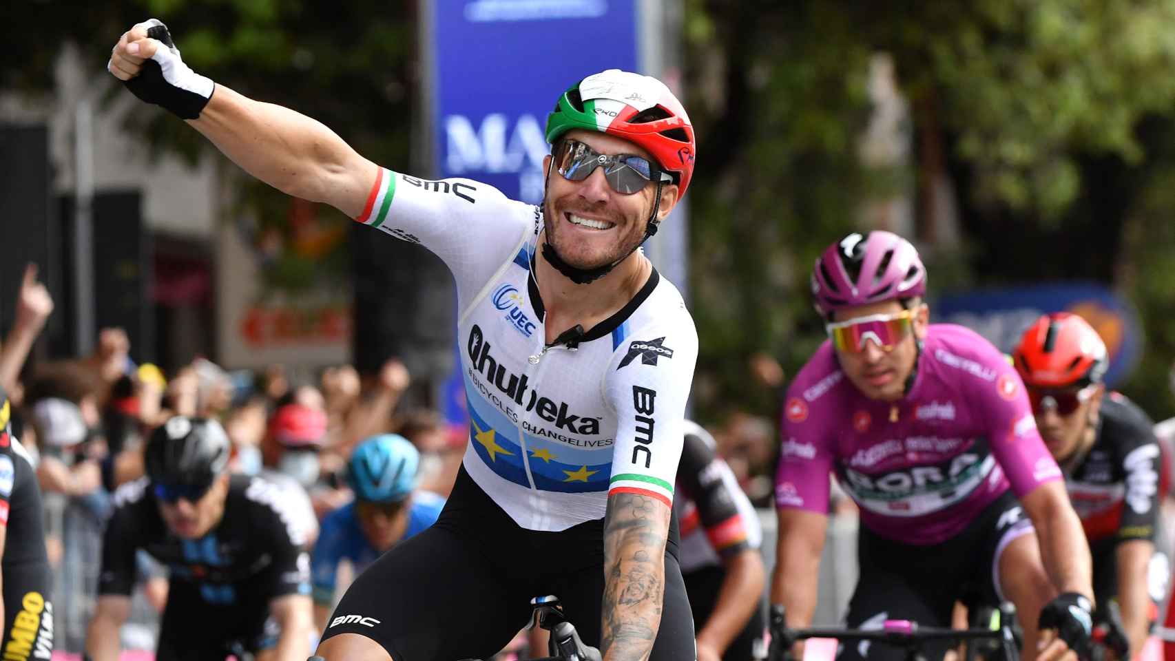 Nizzolo celebra su victoria de etapa en el Giro de Italia 2021