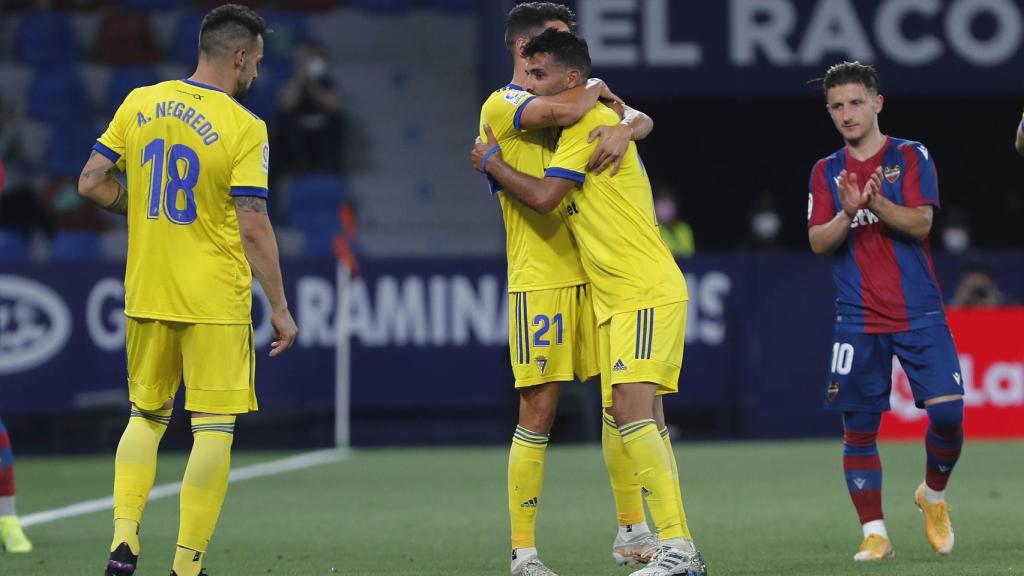 Augusto Fernández se retira con el Cádiz ante los aplausos del Levante