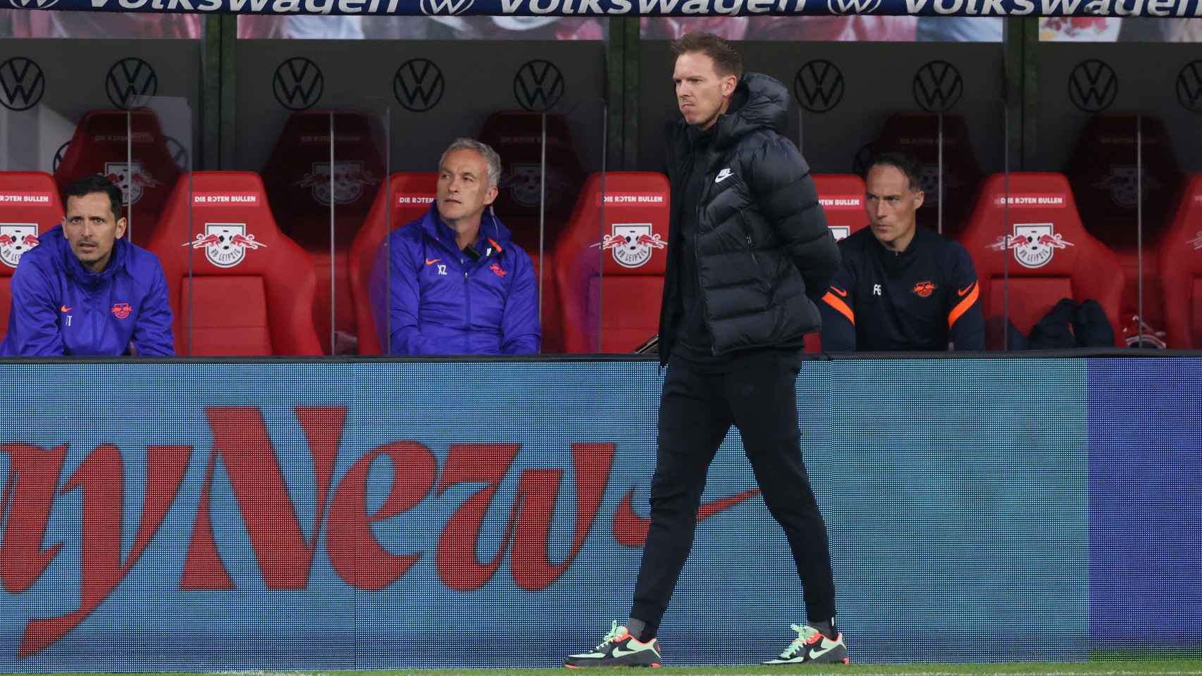 Julian Nagelsmann frente al banquillo del RB Leipzig