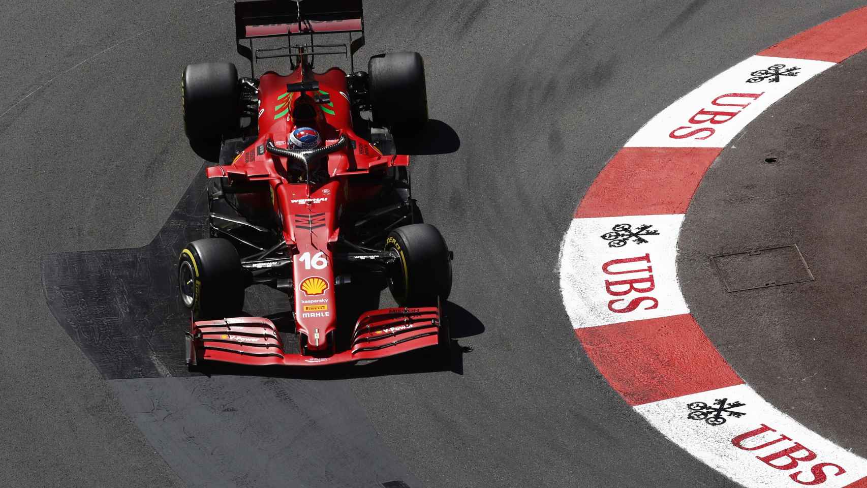Leclerc tomando una curva en el circuito de Mónaco
