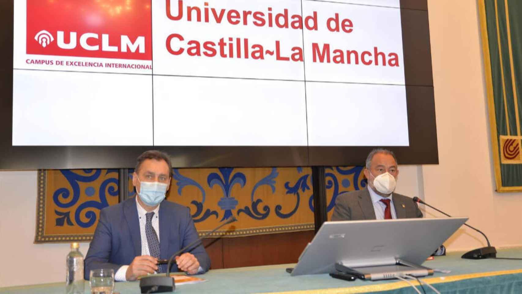 El rector de la UCLM, Julián Garde, y el delegado del Gobierno en Castilla-La Mancha, Francisco Tierraseca, este viernes en rueda de prensa
