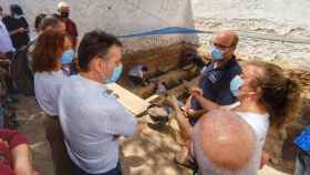 El delegado del Gobierno en Castilla-La Mancha, Francisco Tierraseca, visita la fosa de represaliados franquistas en el cementerio de Almagro (Ciudad Real)