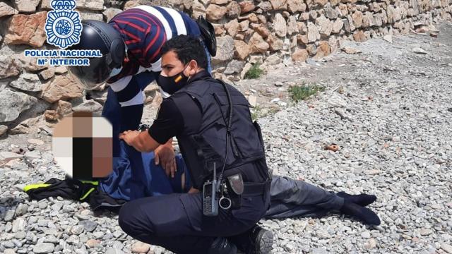 Los dos agentes ejecutan la maniobra con la que salvaron la vida al joven.