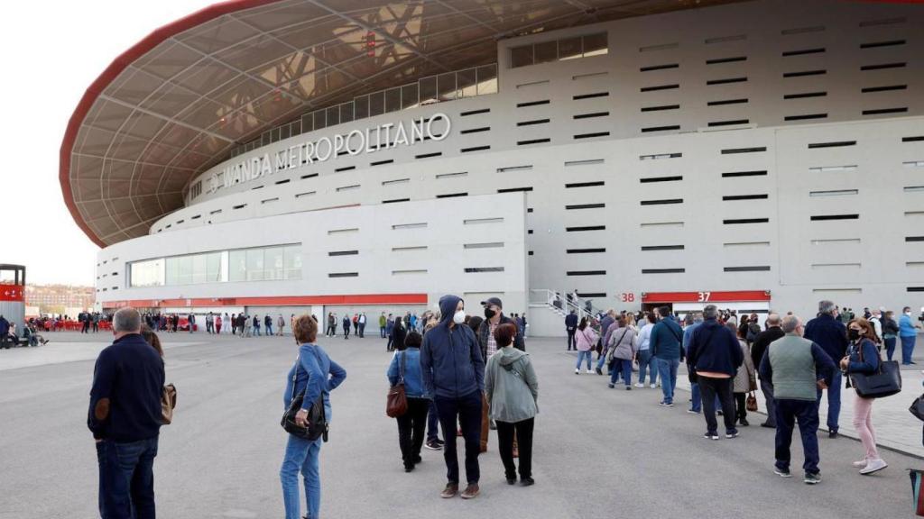 Colas en el Wanda Metropolitano para vacunarse contra la Covid-19. Efe