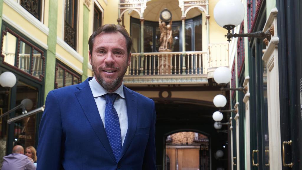 Óscar Puente, en el Pasaje Gutiérrez de Valladolid, uno de sus lugares preferidos de la ciudad.