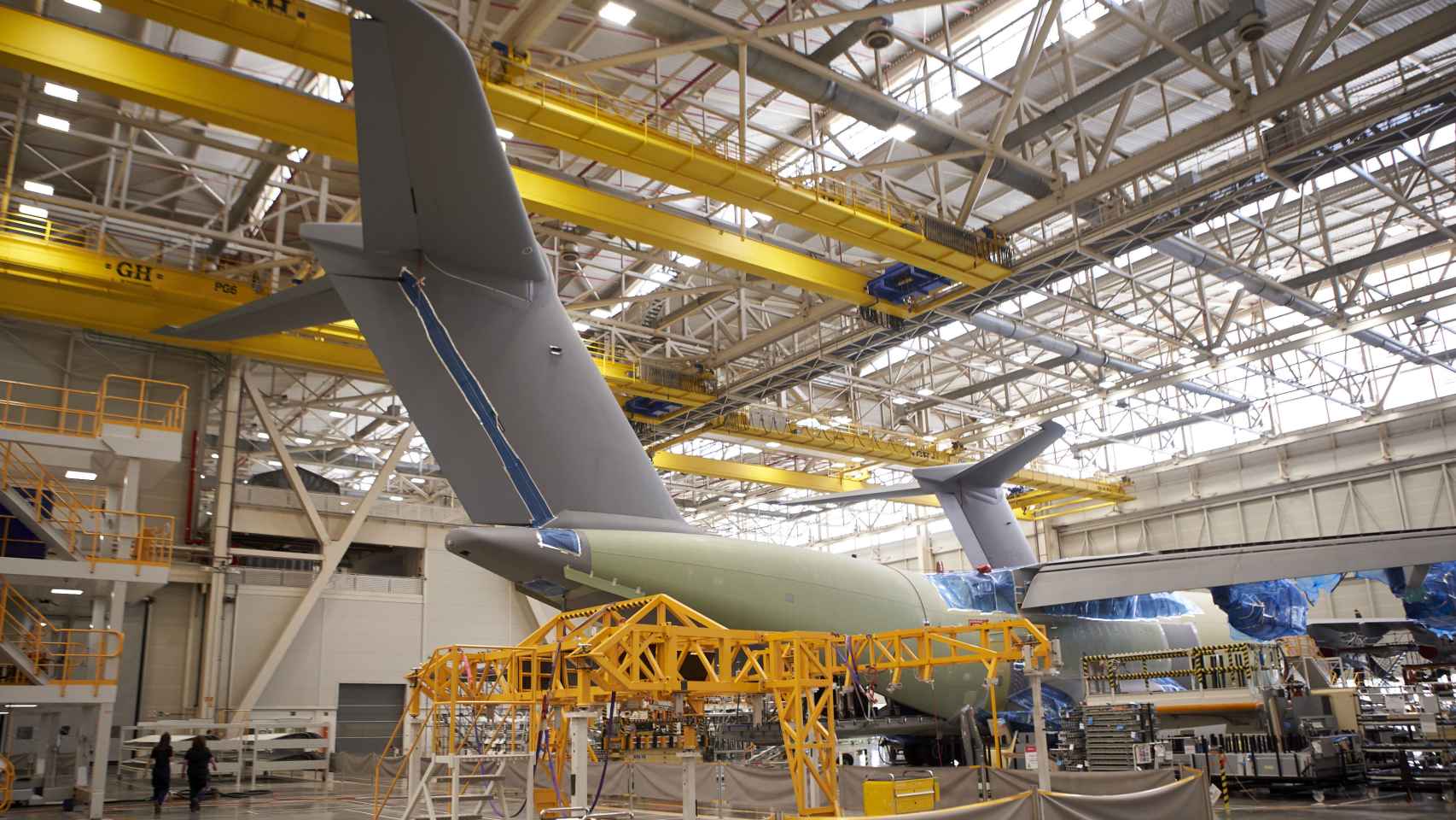 Línea de montaje final del A400M en la fábrica de Airbus en el aeropuerto de San Pablo (Sevilla).