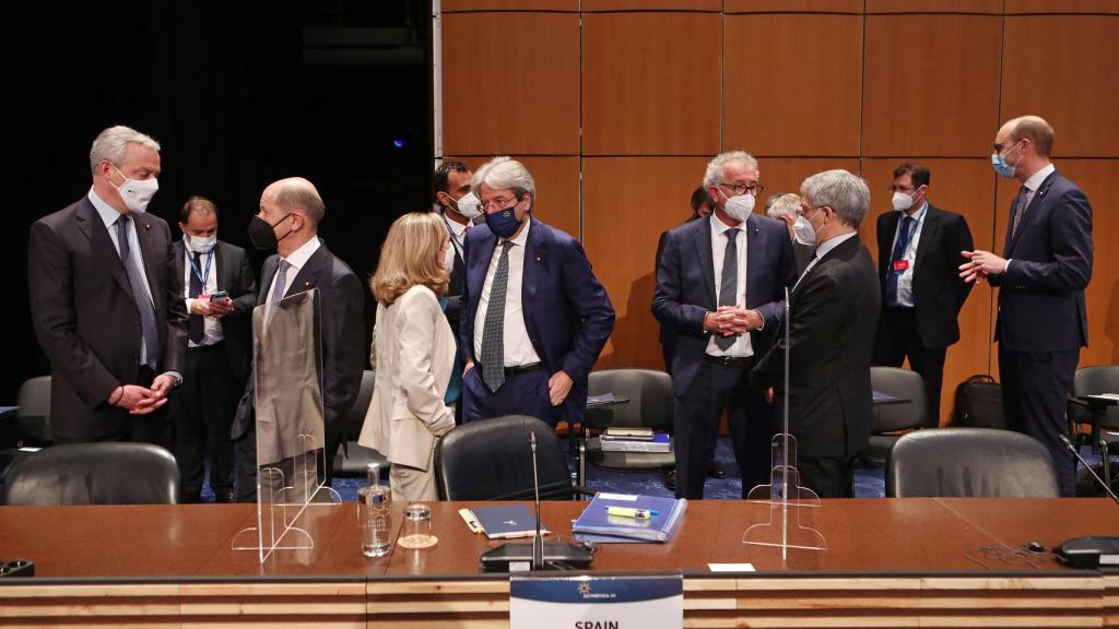 Nadia Calviño conversa con el comisario de Asuntos Económicos, Paolo Gentiloni, durante el Eurogrupo de este viernes en Lisboa