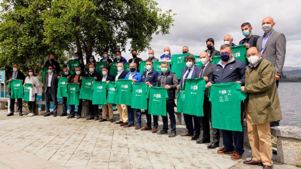 Representantes de instituciones, ayuntamientos y clubes con camisetas