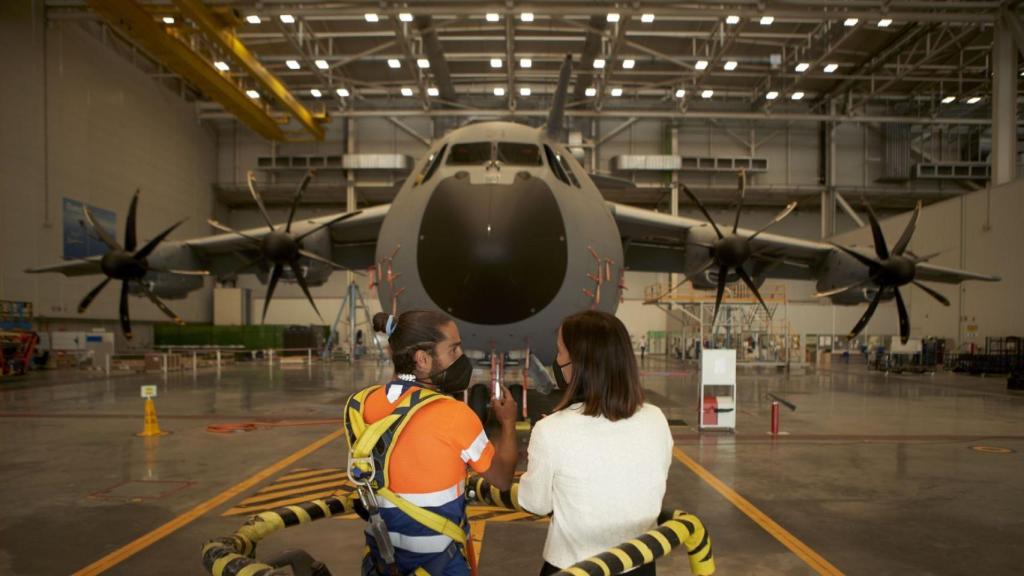 Un operario junto a María Prieto, la responsable de la Línea de Montaje Final del A400M.