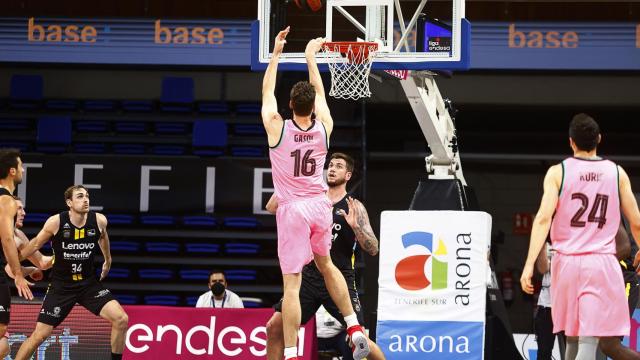 Pau Gasol intenta un lanzamiento a canasta ante Lenovo Tenerife