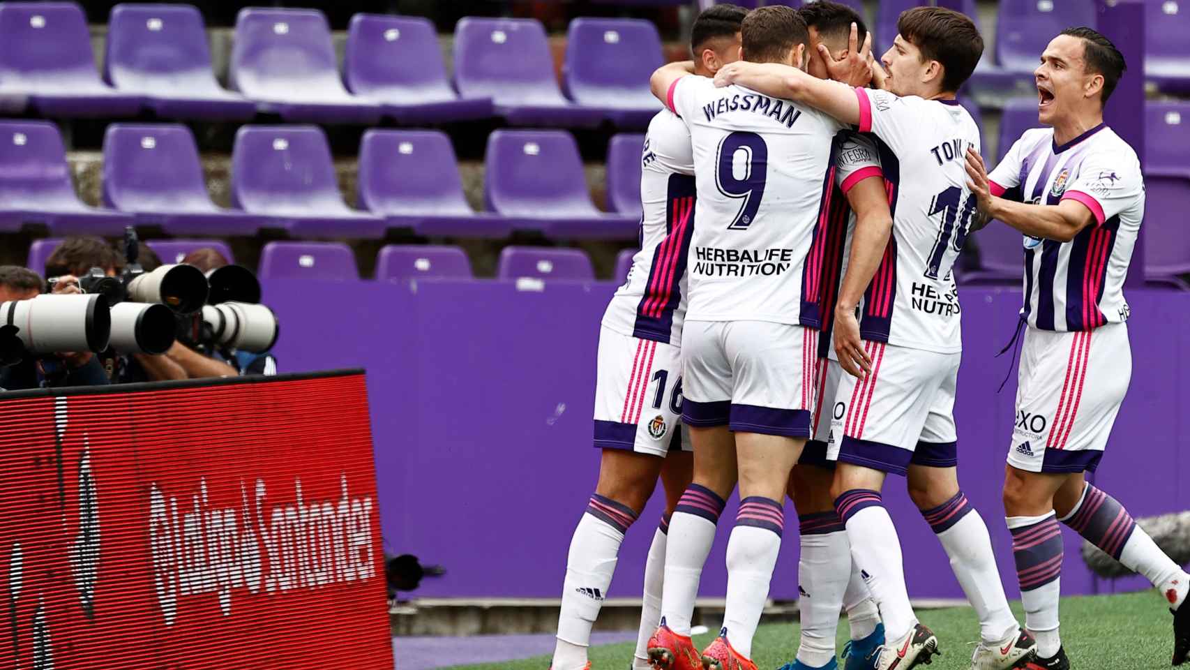 Piña de los jugadores del Valladolid para celebrar el gol de Óscar Plano