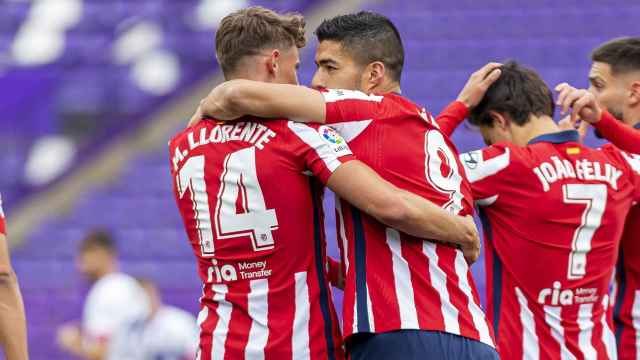 Marcos Llorente y Luis Suárez se abrazan tras el gol del uruguayo al Real Valladolid