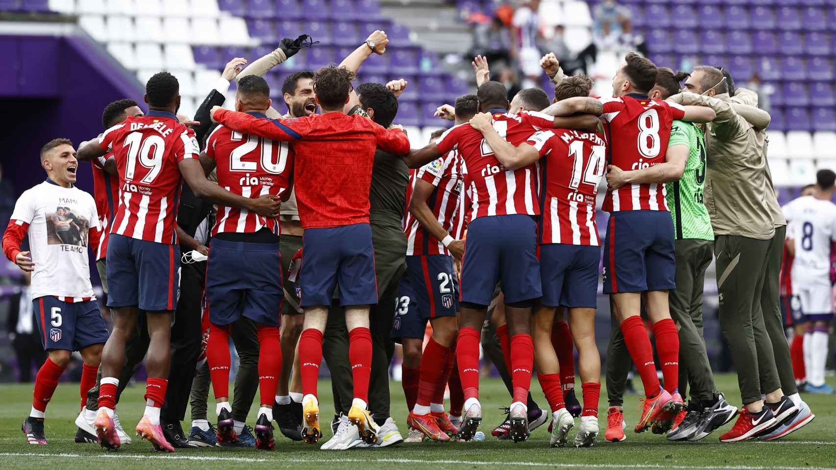 Los jugadores del Atlético de Madrid celebran el título de Liga sobre el césped del José Zorrilla
