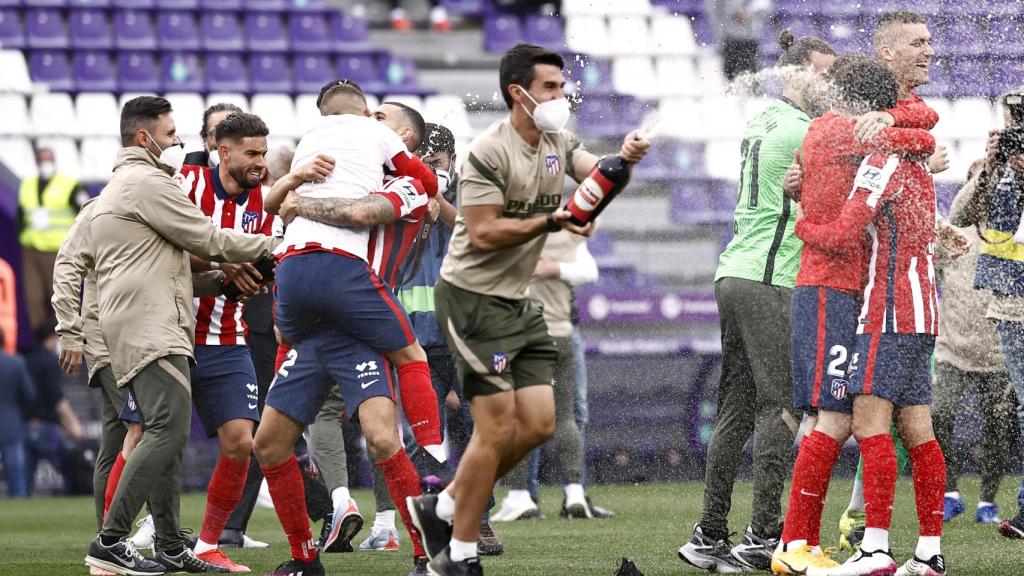 Los jugadores del Atlético de Madrid celebran el título de Liga sobre el césped del José Zorrilla