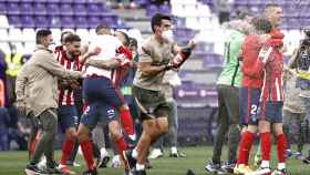 Los jugadores del Atlético de Madrid celebran el título de Liga sobre el césped del José Zorrilla