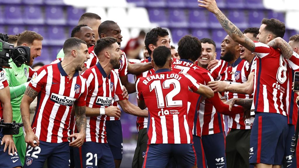 Los jugadores del Atlético de Madrid celebran el título de Liga sobre el césped del José Zorrilla