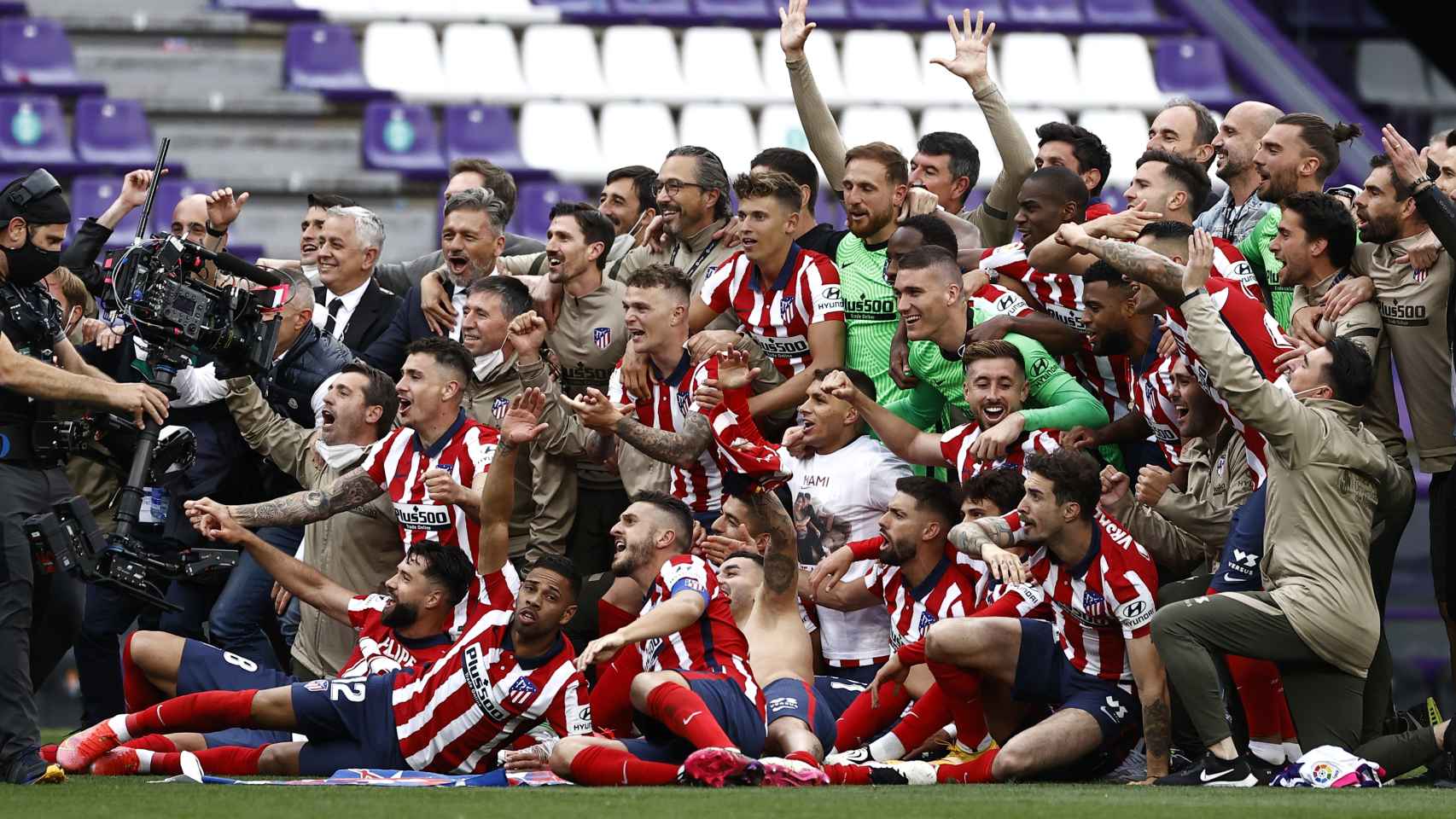 El Atlético de Madrid posa ante los medios gráficos tras ganar su undécima Liga
