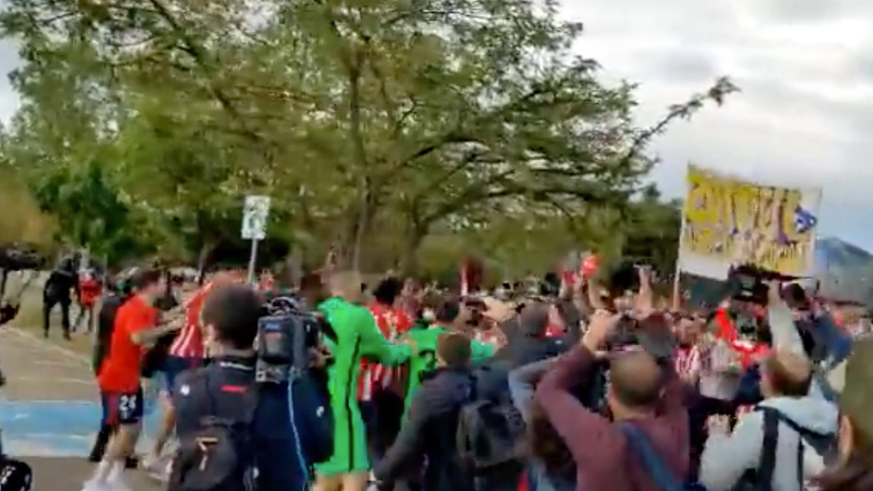 La celebración del Atlético: abrazos sin mascarillas con los aficionados tras evitar a la policía