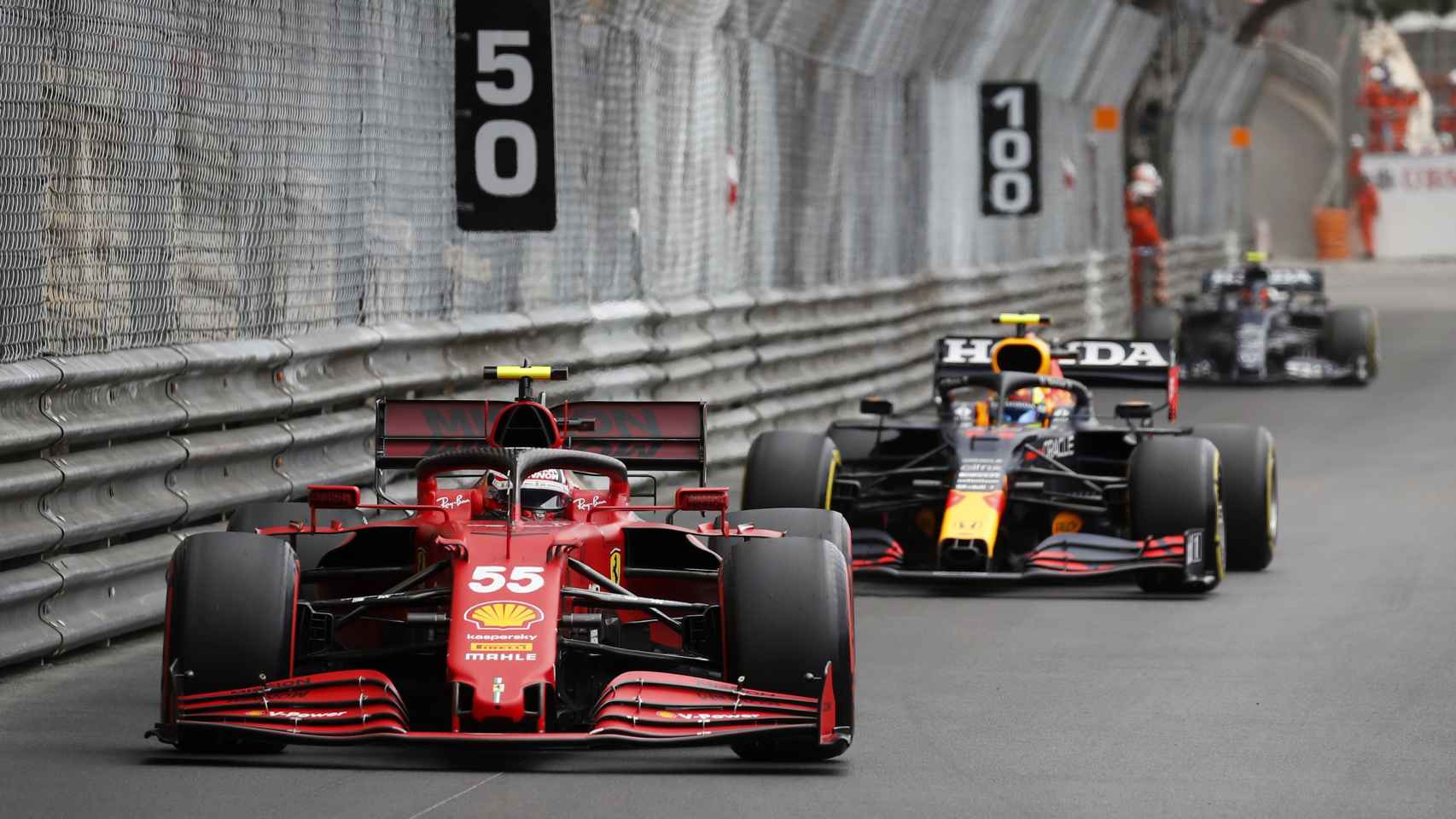 Carlos Sainz seguido de Max Verstappen en el Gran Premio de Mónaco