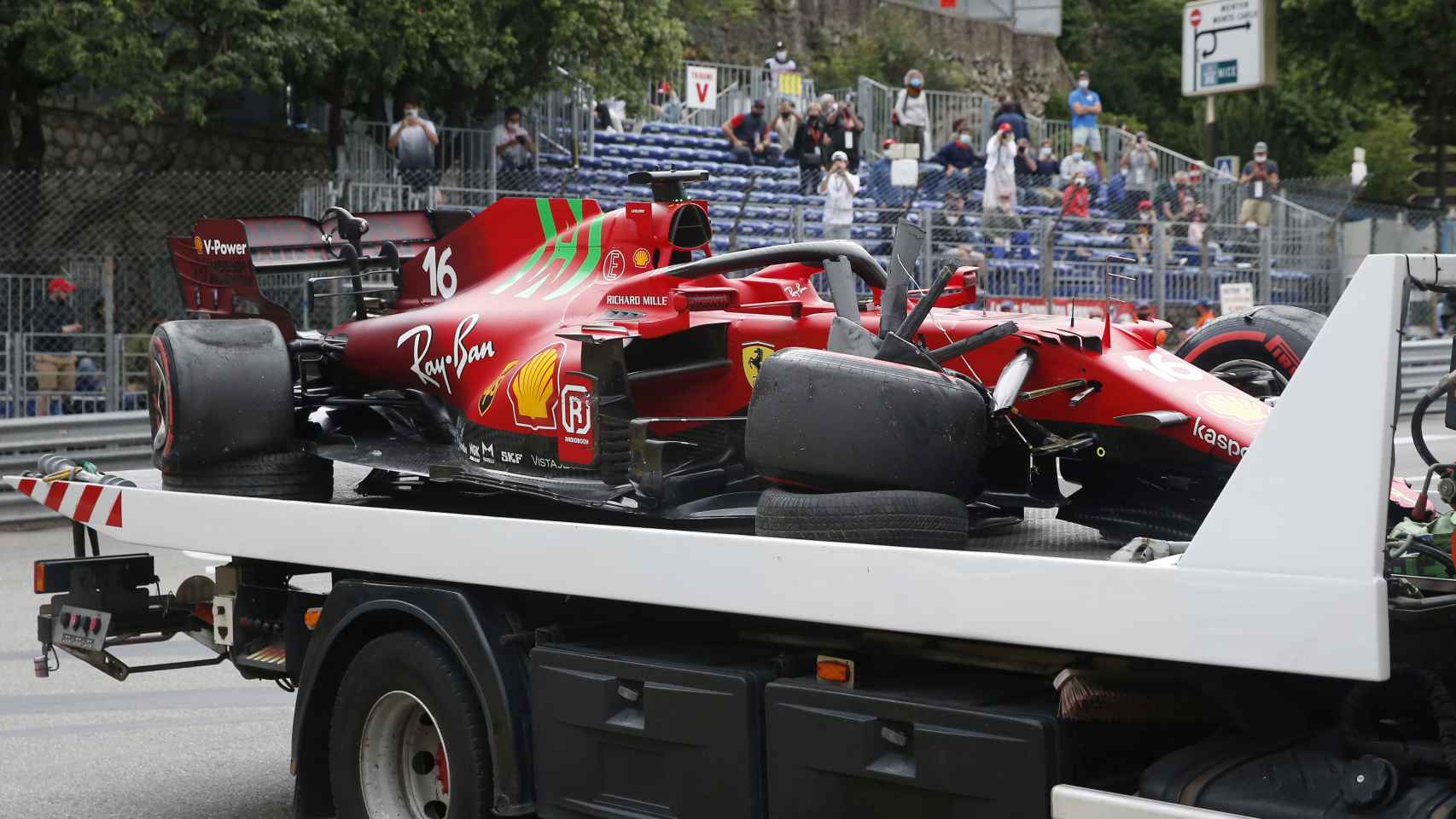 El coche de Leclerc tras su accidente en el GP de Mónaco