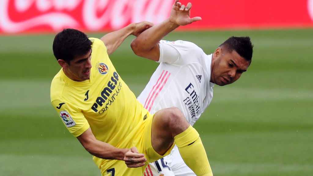 Casemiro y Gerard Moreno luchan por la posesión